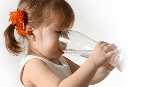 enfant boit de l_eau